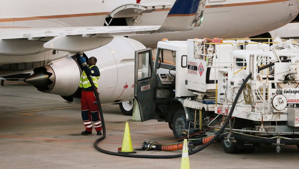 Uçak Kanatlarında Yakıt Depolamanın Sırrı: Neden Bu Yöntem Tercih Ediliyor?
