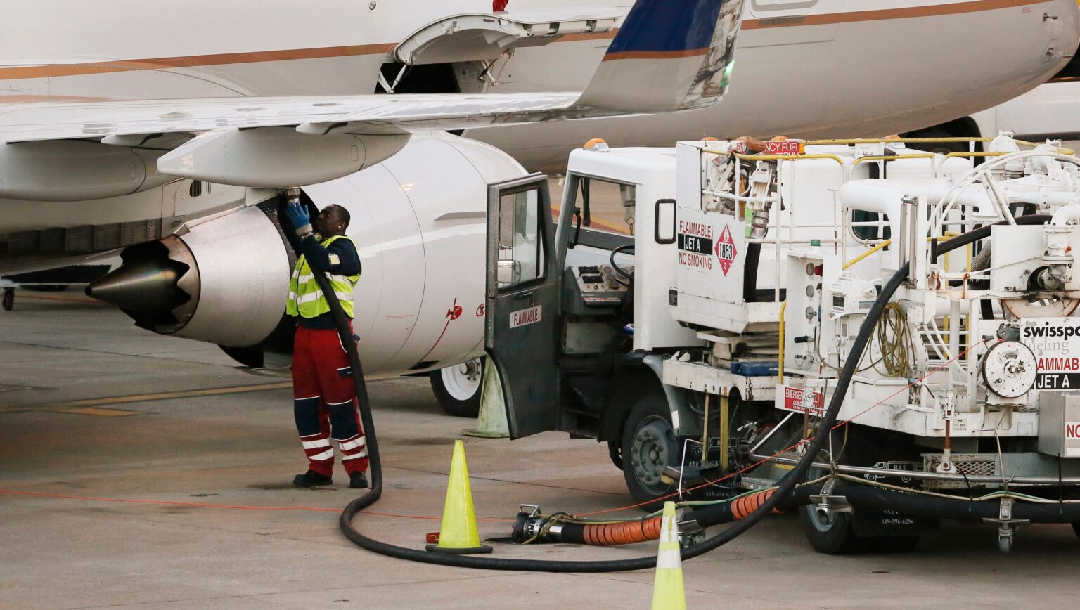 Uçak Kanatlarında Yakıt Depolamanın Sırrı: Neden Bu Yöntem Tercih Ediliyor?