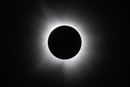 NASA'dan Güneş Tutulmasının Son Dakikaları: Teknik Detaylarla Elmas Yüzük ve Prominens Olayı