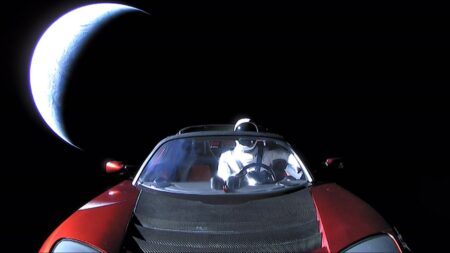SpaceX’in Uzaydaki Tesla Roadster’ı Ne Durumda?