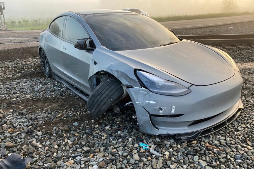 Tesla's Autonomous Driving System Failed to See the Train in Foggy Weather!
