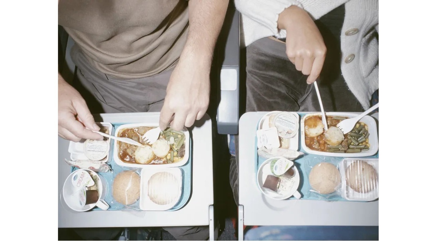 Uçakta Yemek Yerken Neden Kötü Tad Alıyoruz?