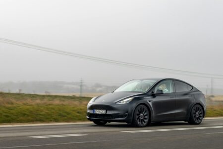 Bataryası Boşalan Tesla Model Y'de Mahsur Kalan Bebek Kurtarıldı