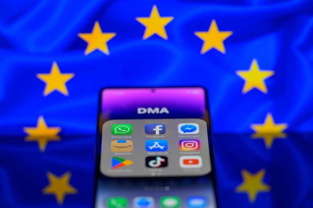 Apple Removes Default Apps to Comply with EU Regulations