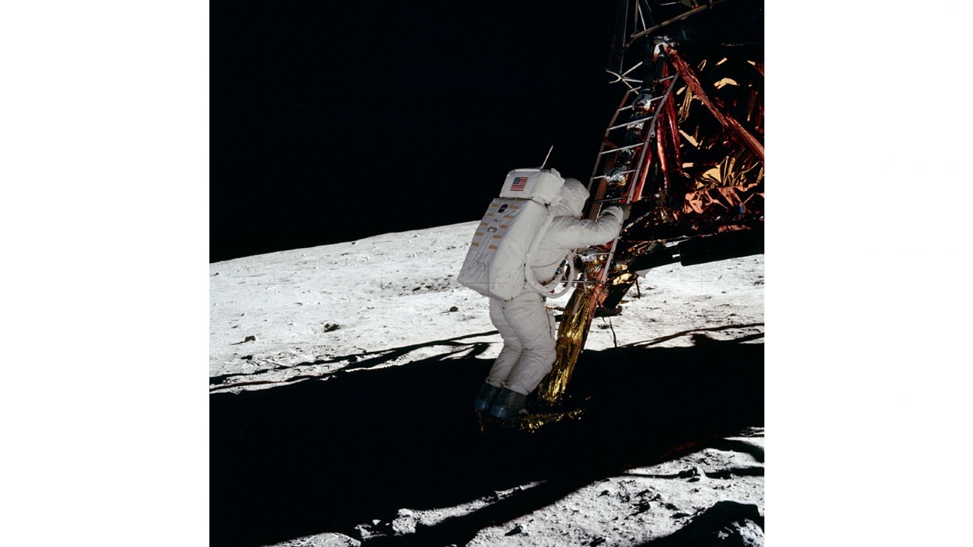 Differences and Reasons of Shadows on the Moon and Earth